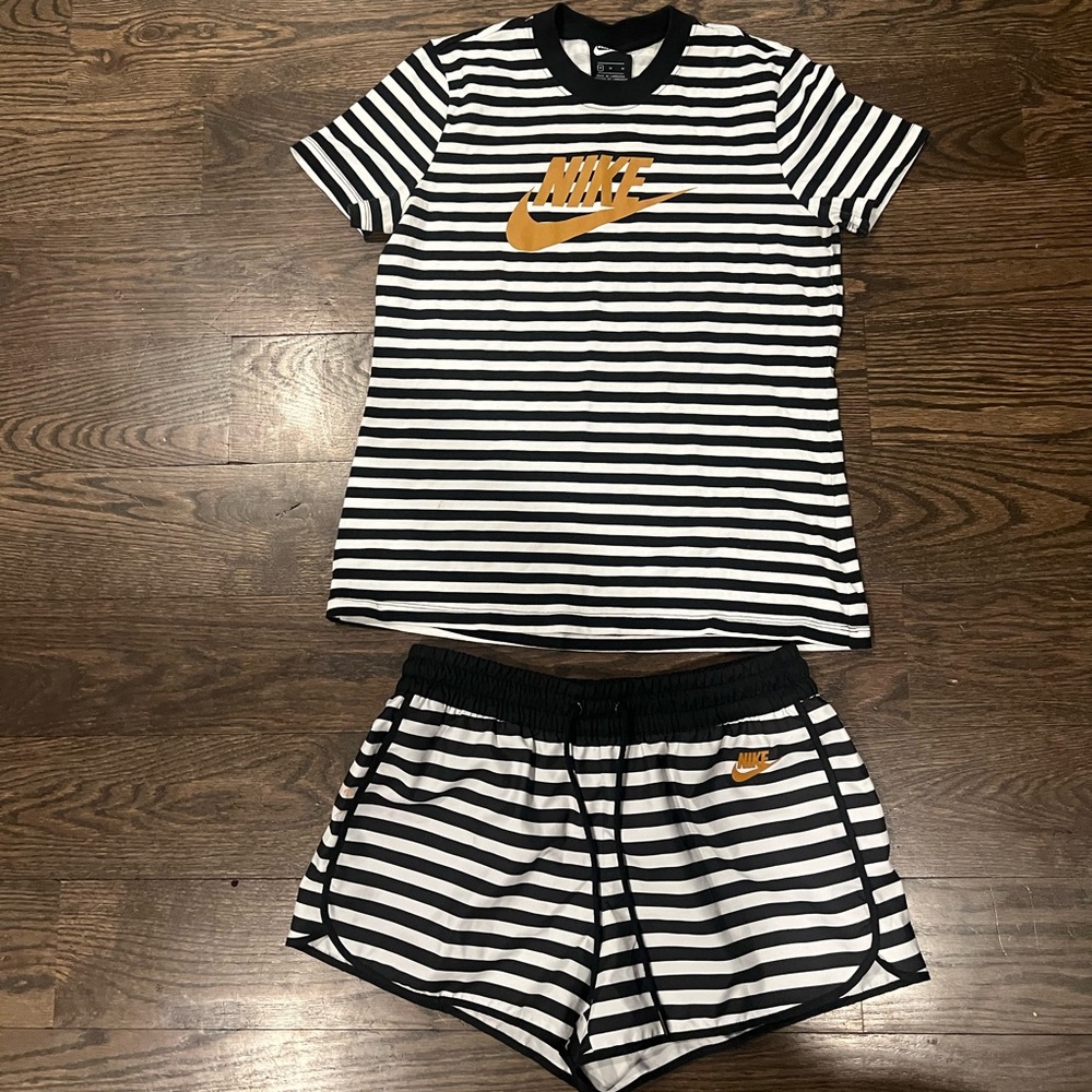 Nike short sleeve set